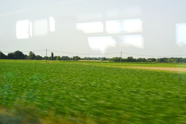 从火车里欣赏佛兰德风景图片下载