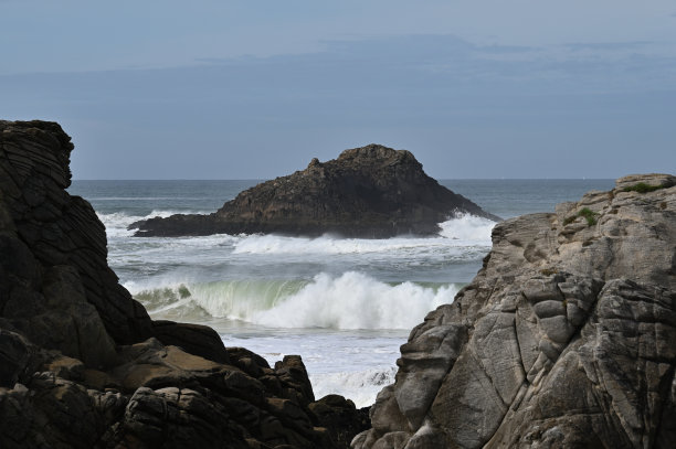 岩石与狂暴的海浪在背景中图片下载