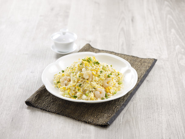 虾炒饭用筷子夹在盘子里孤立在垫子上的侧视图在灰色的背景上图片下载