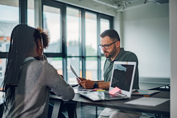 多种族同事在办公室开会图片下载