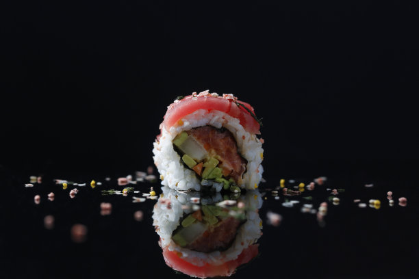 鲑鱼顶部单卷孤立与反射图片下载