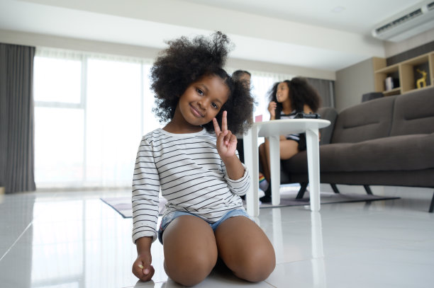 可爱的亚非裔美国女孩。谁是可爱的，聪明的，被家人喜爱的，作为一个模特拍摄照片图片下载