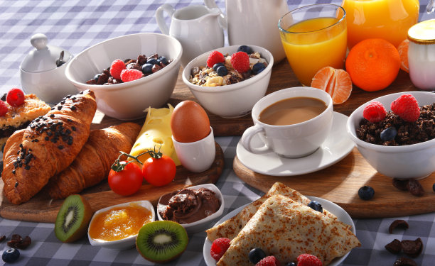 早餐有咖啡、果汁、牛角包和水果图片下载