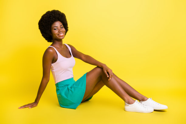 完整尺寸的侧面照片漂亮的深色皮肤可爱的女士坐地板放松好心情隔离在黄色的背景图片下载
