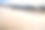 在新墨西哥州著名的白沙沙丘国家纪念碑上的年轻女子坐在圆盘雪橇在日落期间滑下山图片下载