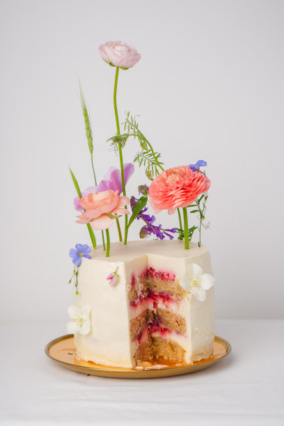 夏日婚礼蛋糕，里面有水果奶油图片下载