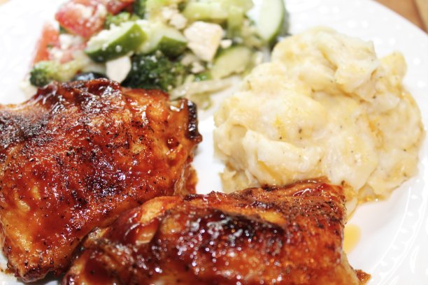 免版税照片-网站，菜单，食物博客，或广告的最佳食物背景-孤立的近距离烧烤鸡-两个烧烤鸡大腿两次烤土豆和希腊沙拉-美味的食物照片-嫩的烧烤鸡大腿是美味的图片下载