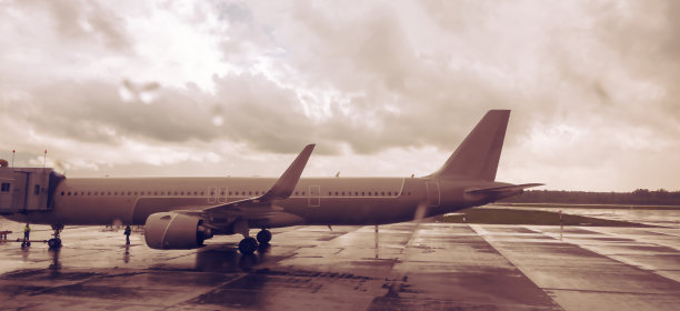 一架客机正准备载客登机。全景视图。图片下载