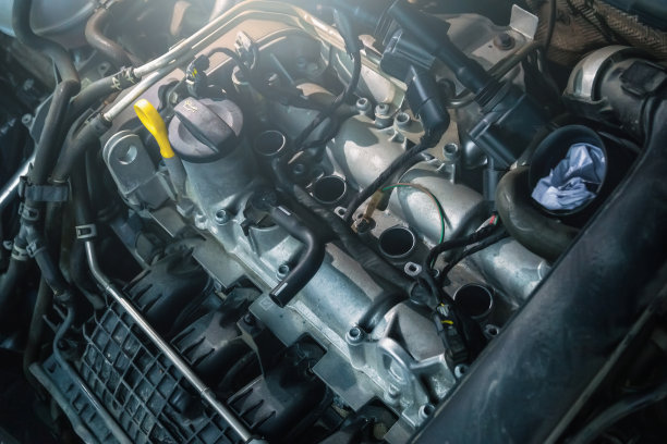 现代涡轮增压发动机在更换火花塞过程中。间隔更换耗材及汽车保养图片下载