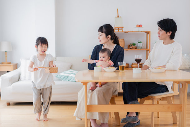 一家人带着孩子围坐在餐桌旁图片下载