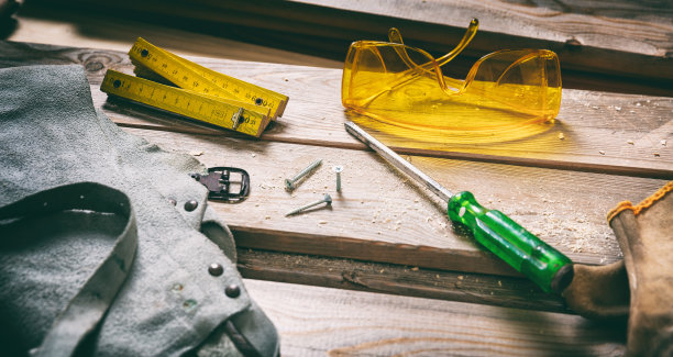 手工具老在木头上，木工古董设备。用于木制背景的工作工具。图片下载