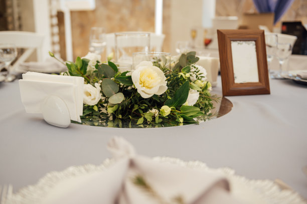 一张非常漂亮的节日餐桌，有蜡烛、盘子和玻璃杯。凉爽的房间装饰图片下载