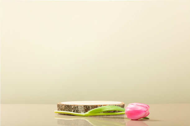 圆柱形的木质基座和米色背景上的春季郁金香。3 d渲染。最小的概念图片下载