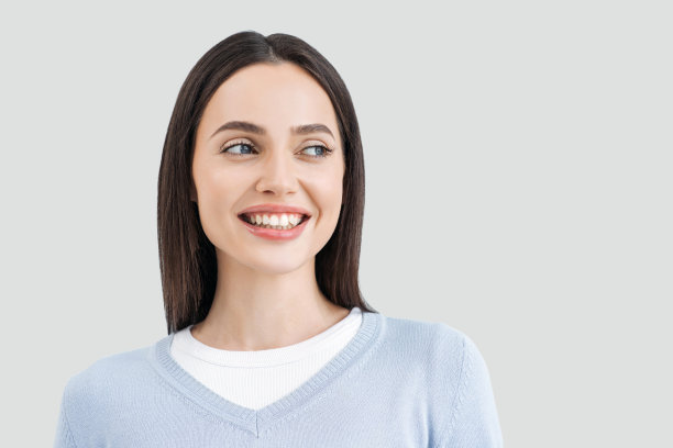 微笑的年轻女子美特写肖像图片下载