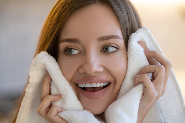 快乐的女人看向别处的特写脸图片下载