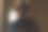 散焦的年轻女子在镜子反射摄影。戴帽子的千禧一代女性。深黑的肖像。心理健康。自恋。严肃的摄影师。的焦点图片下载