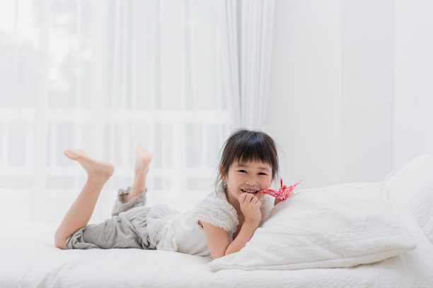 小女孩躺在床上图片下载