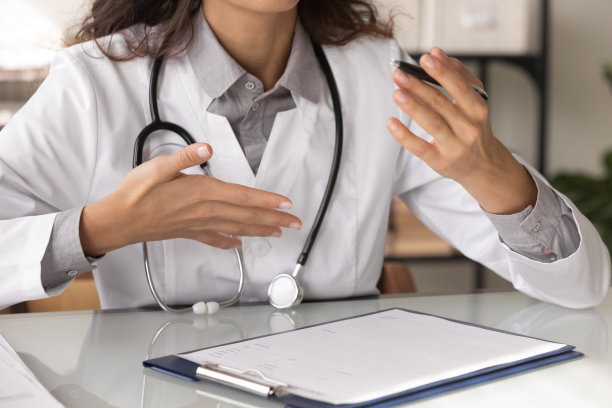 全科医生在工作场所与病人交谈的局部镜头图片下载