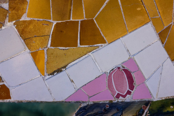西班牙巴塞罗那，奎尔公园，破碎的玻璃瓷砖图片下载