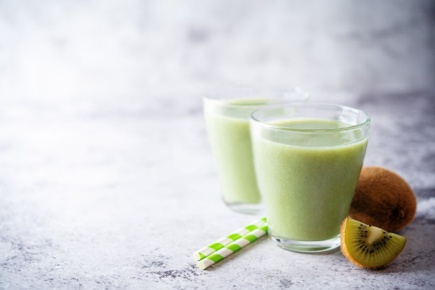 新鲜绿色健康猕猴桃奶昔在玻璃杯图片下载