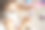 这个小女孩正在用儿童的指甲油给指甲上色。图片下载