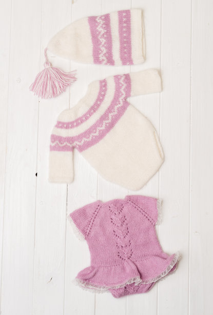 组成白粉色针织套装和帽子图片下载