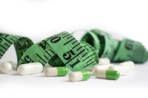 卷尺，光线背景下的药丸图片下载