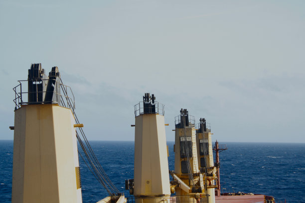 海上散装货船的甲板起重机图片下载