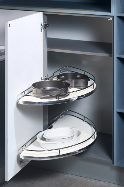 厨房存取机构盲角柜的魔法角。厨房角落橱柜的解决方案。角单元与旋转机构拉出炊具货架半开。图片下载