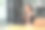 微笑的年轻亚洲女性持有信用卡和使用笔记本电脑银行或网上购物。图片下载