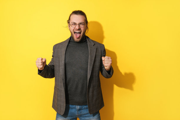 愉快的成功人士戴着黄色背景的眼镜图片下载