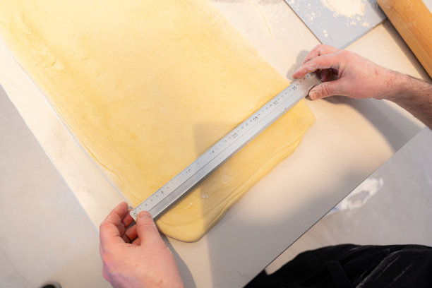 糖果商在做自制牛角包，测量酥皮的尺寸，在家工作图片下载