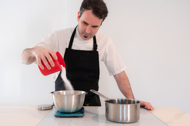 挑战者在家做红丝绒蛋糕，用平底锅准备瑞士蛋白，加糖，在家工作图片下载