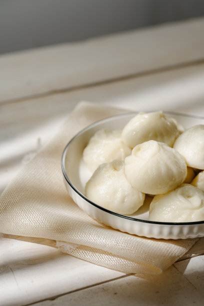 在阳光下蒸馒头图片下载