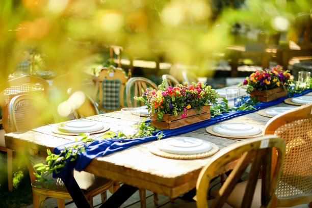 乡村婚礼风格，木制餐桌，花卉装饰，餐具图片下载