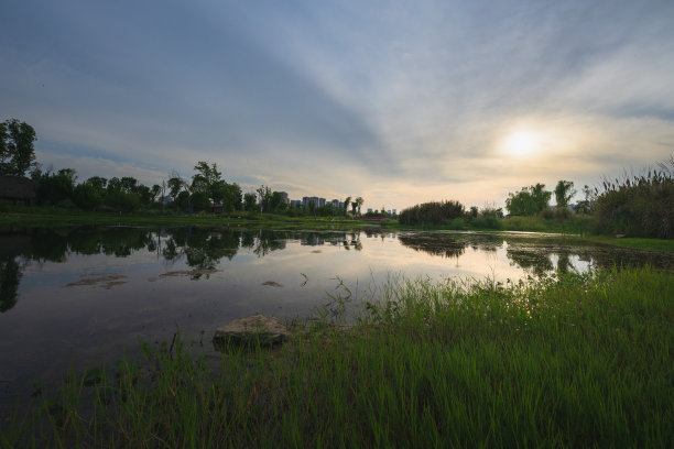 黄昏的河流和草地图片下载