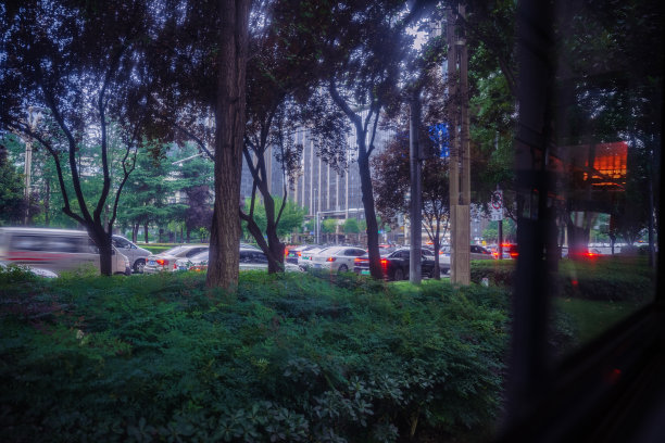 多云的长椅上图片下载