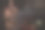 穿着裘皮大衣的美女抱着母鸡。动物权利的概念。图片下载