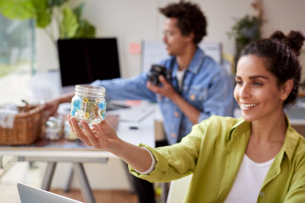 年轻夫妇经营网络生意，制作精品蜡烛和拍摄照片进行网络营销图片下载