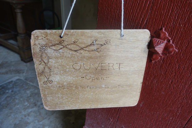 复古风格的木牌挂在木门上图片下载