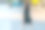 年轻漂亮的商业女性通勤和步行在城市街道与笔记本电脑包。space.full-length侧视图,副本。图片下载