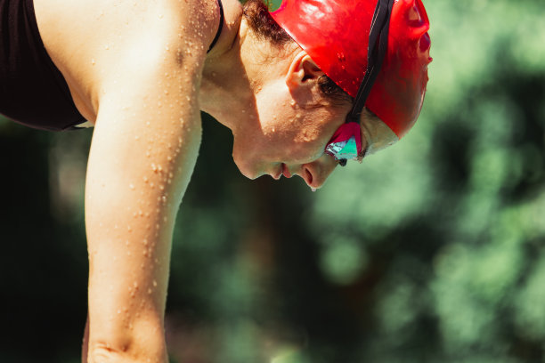 特写嬉戏的女人，游泳者戴着帽子和眼镜准备开始在开放的公共游泳池游泳，户外。度假，积极的生活方式，动力，能量，运动的运动理念。图片下载