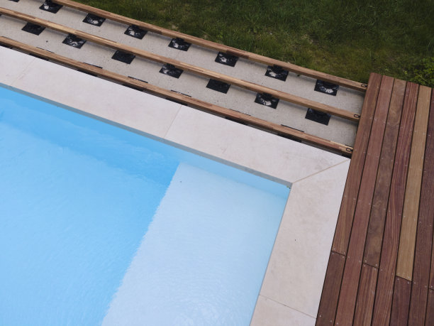 无人机飞行花园与水池和水池的木制边界正在创作过程中图片下载