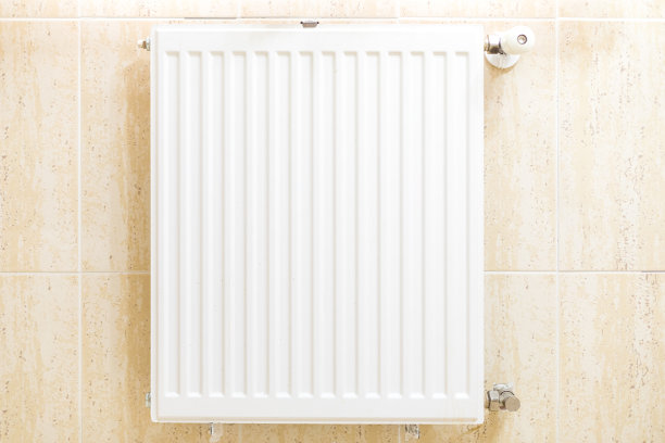 房子里的白铁暖气片。天然气、危机、可再生能源和化石能源的概念。图片下载