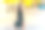 年轻漂亮的商业女性通勤和步行在城市街道与笔记本电脑包。space.full-length侧视图,副本。图片下载