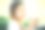 美丽的女孩坐在公园的草地上吃寿司。图片下载