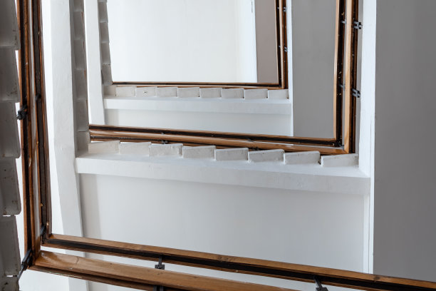 白石楼梯，木栏杆图片下载