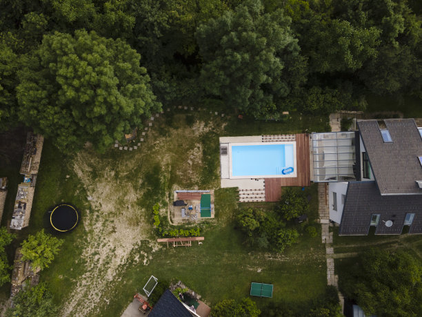 无人机飞行花园与水池和水池的木制边界正在创作过程中图片下载