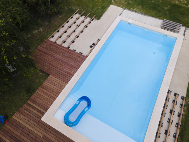 无人机飞行花园与水池和水池的木制边界正在创作过程中图片下载