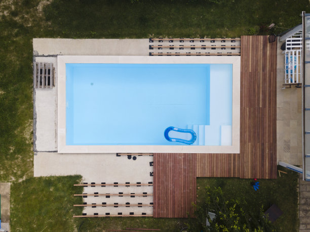 无人机飞行花园与水池和水池的木制边界正在创作过程中图片下载